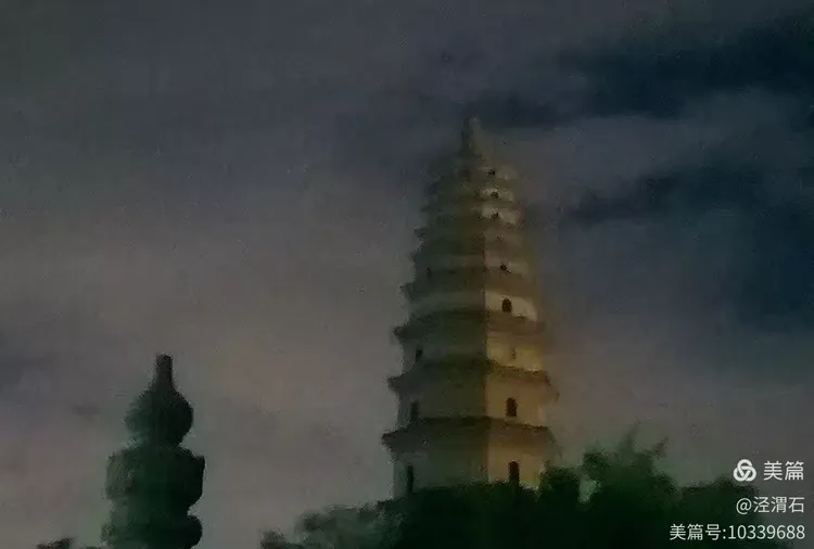 夜色下的昭慧塔